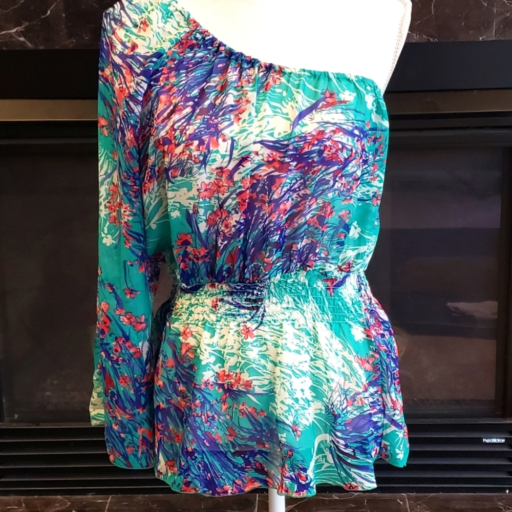 Woman's top off the shoulder size small